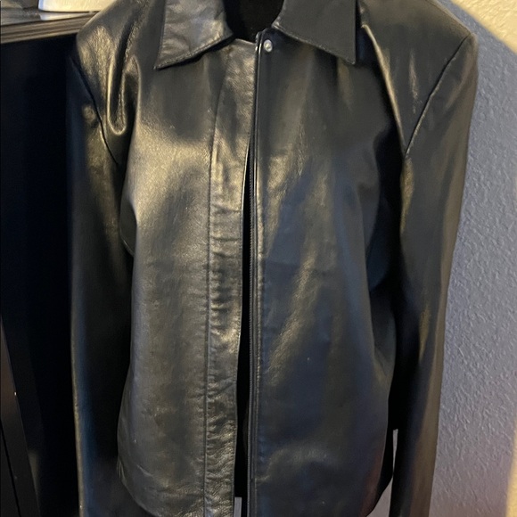 Cleo Women's Sleek Black Leather Jacket - Picture 5 of 8